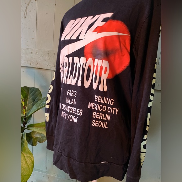 Nike World Tour Long Sleeve Graphic Tee Shirt - Picture 4 of 7